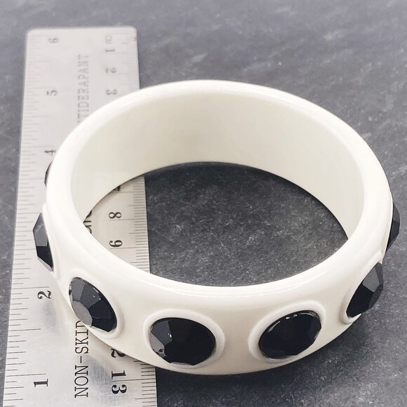 VINTAGE Black and white studded plastic bangle bracelet ~ 1950s 1960s jewelry - Picture 2 of 11